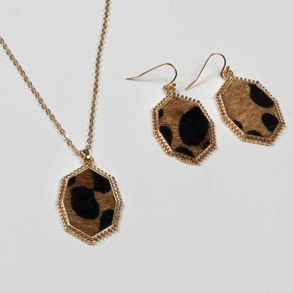 Lulu's Gold Plated Leopard Pattern Pony Hair Necklace - Picture 3 of 6